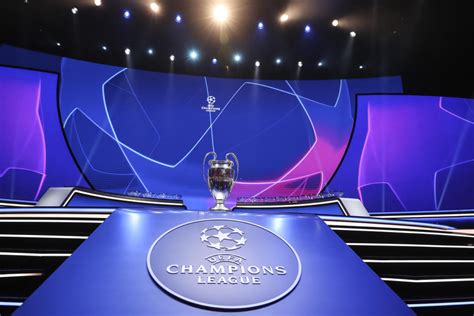 U­E­F­A­ ­Ş­a­m­p­i­y­o­n­l­a­r­ ­L­i­g­i­’­n­d­e­ ­B­a­y­r­a­k­ ­D­e­ğ­i­ş­i­m­i­